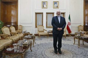 با ادای احترام، در کنار کوبا می‌ایستیم