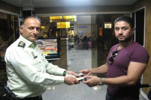 پلیس وظیفه شناس کیف حاوی دلار را به صاحبش بازگرداند