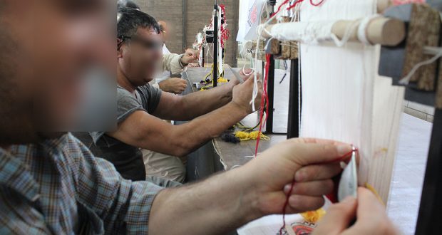 کارگاه آموزش قالی بافی در اندرزگاه مشاوره زندان مرکزی شیراز راه اندازی شد