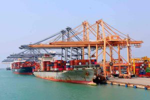 دولت دست صادر کنندگان را برای وارد کردن کالا های اساسی و تامین ارز کشور باز بگذارد