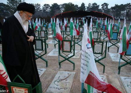 گذشت زمان نمی‌تواند یاد شهیدان را از خاطر ملت ایران بزداید