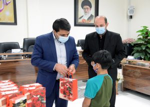 اهدا ۵۰ دستگاه تبلت به فرزندان ایتام تحت حمایت کمیته امداد