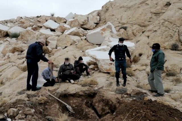 دستگیری۹ نفر حفار غیرمجاز در دامنه کوه حسین نقش رستم