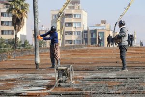 اجرای عملیات بتن‌ریزی در عرشه جنوب غربی پروژه قائم-رحمت-احمدی/ تمرکز بر تسریع پروژه‌های عمرانی با حفظ کیفیت کار است